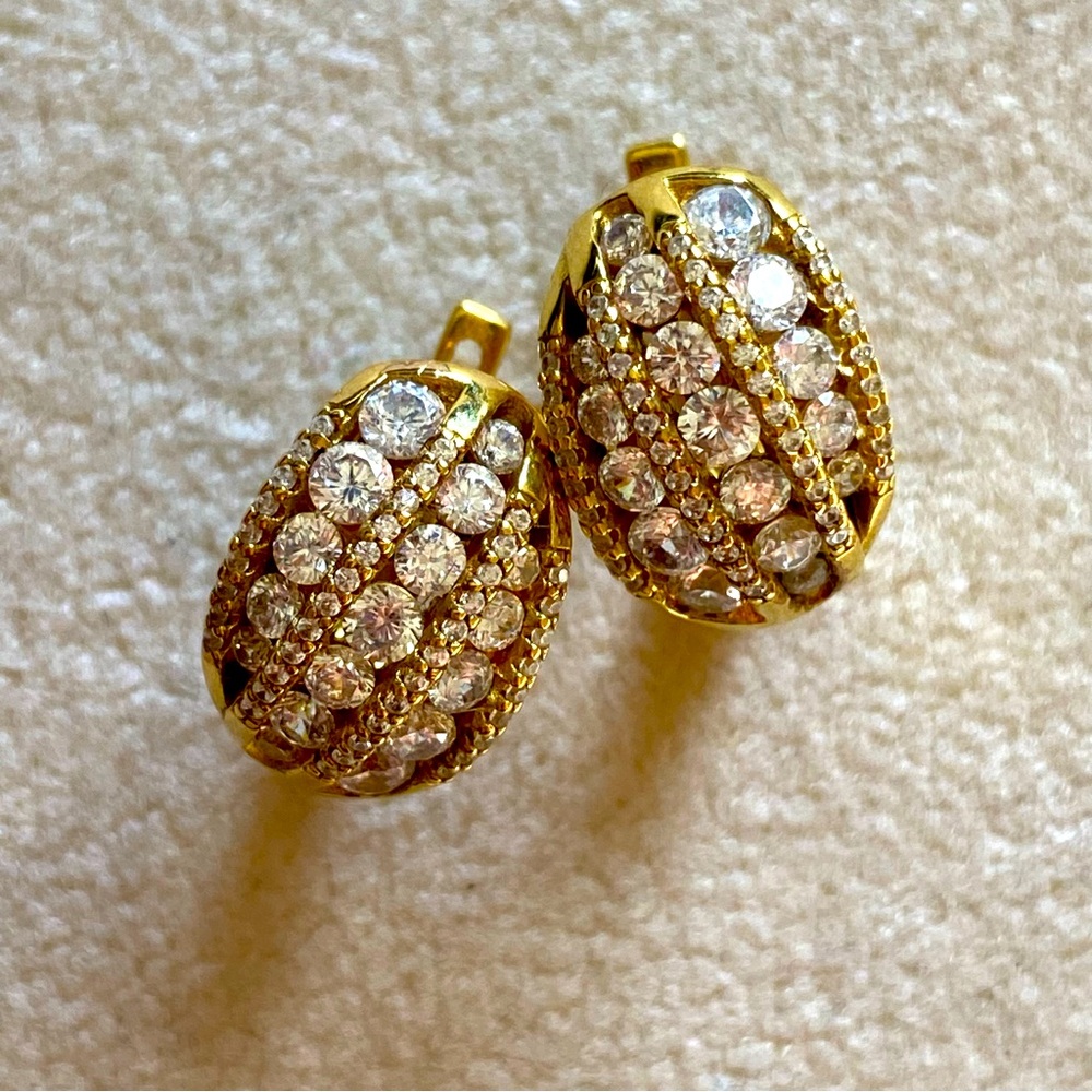 Sterling Silver Huggie Earrings, simulated diamond (CZ). Gold plated. 🍓